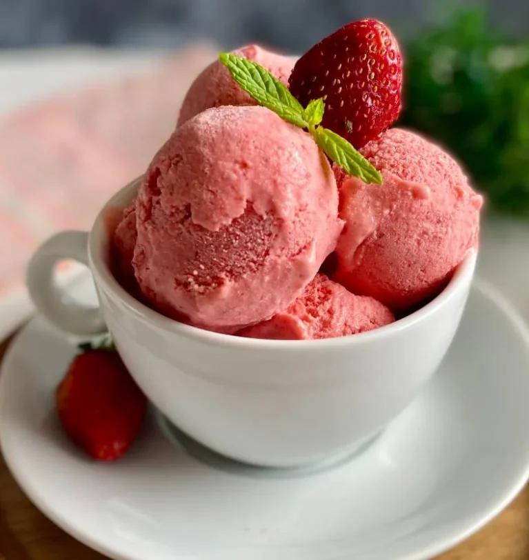 HOMEMADE STRAWBERRY ICE CREAM